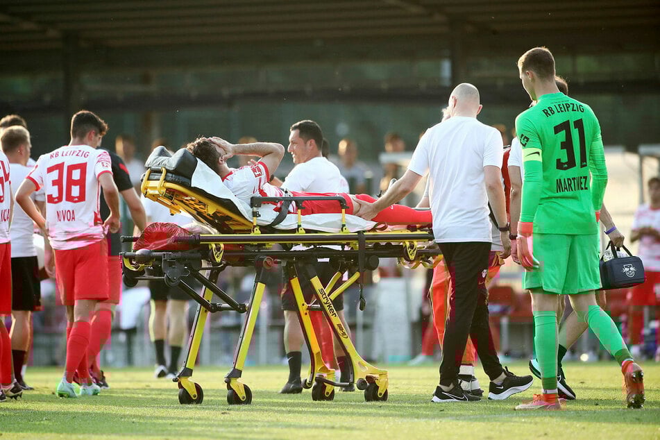 Marcelo Saracchi musste verletzt auf einer Trage vom Spielfeld gebracht werden.