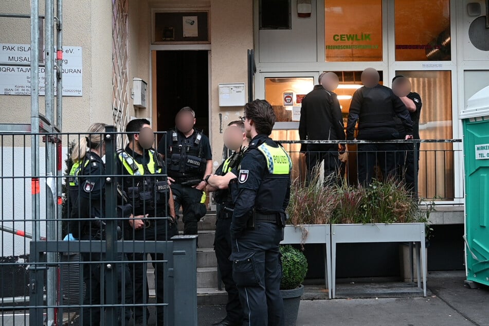 Am Freitagabend führten Einsatzkräfte Durchsuchungen in Hamburg-St. Georg durch.