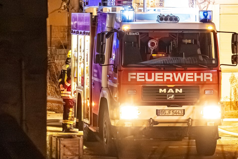 Feuerwehr-Einsatz am Dienstagabend in Gernsheim: Eine Lagerhalle war in Brand in geraten.