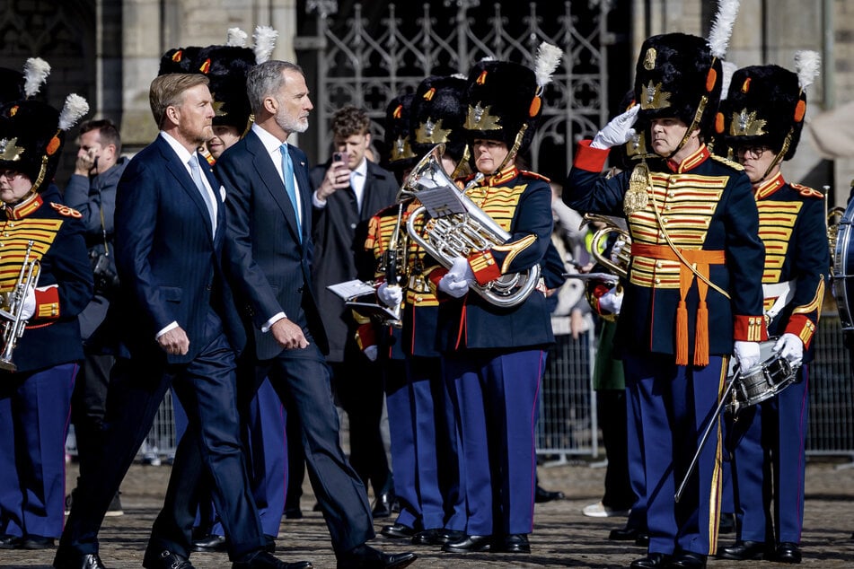 König Felipe wurde von König Willem-Alexander am Dam-Platz von Amsterdam feierlich begrüßt.