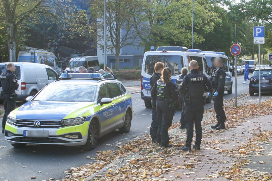 Der Täter ist weiterhin auf der Flucht.