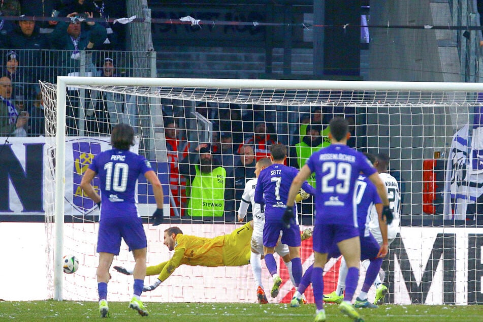 1860-Keeper Marco Hiller hat keine Chance: Marcel Bär schießt in der 89. Minute das 2:1.