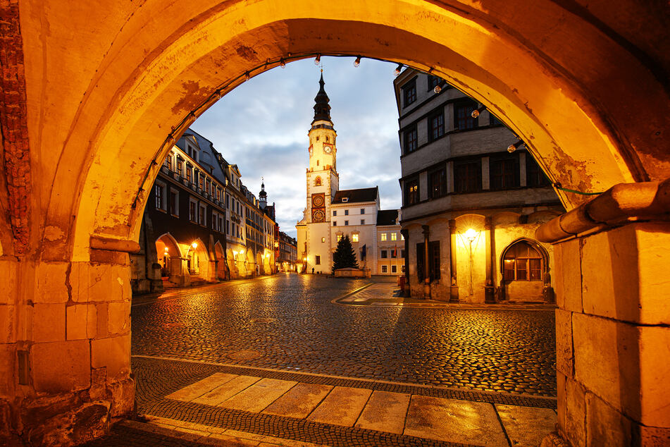 Blick am Abend auf den menschenleeren Untermarkt mit dem Alten Rathaus in der Altstadt.