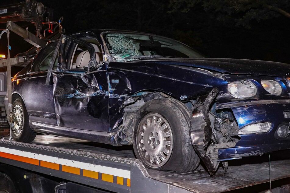 Der völlige demolierte Rover des Unfallverursachers wurde noch am Abend abgeschleppt.