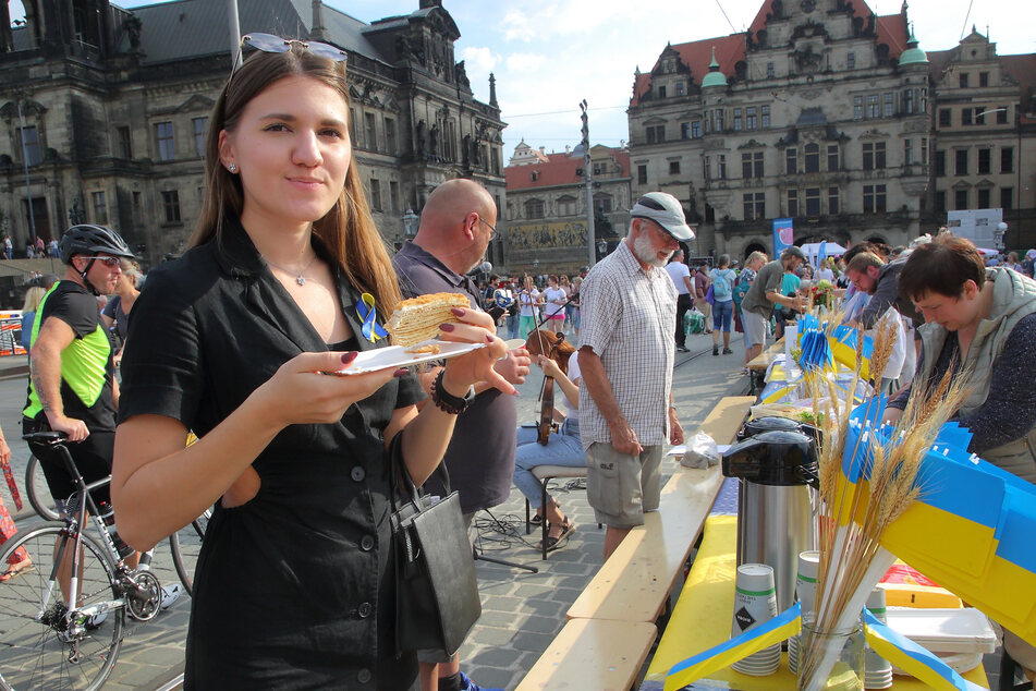 Süße Kalorienbombe am Stand des Ukrainischen Koordinationszentrums: Anastasiia Stulen (21) testete den Honigkuchen.