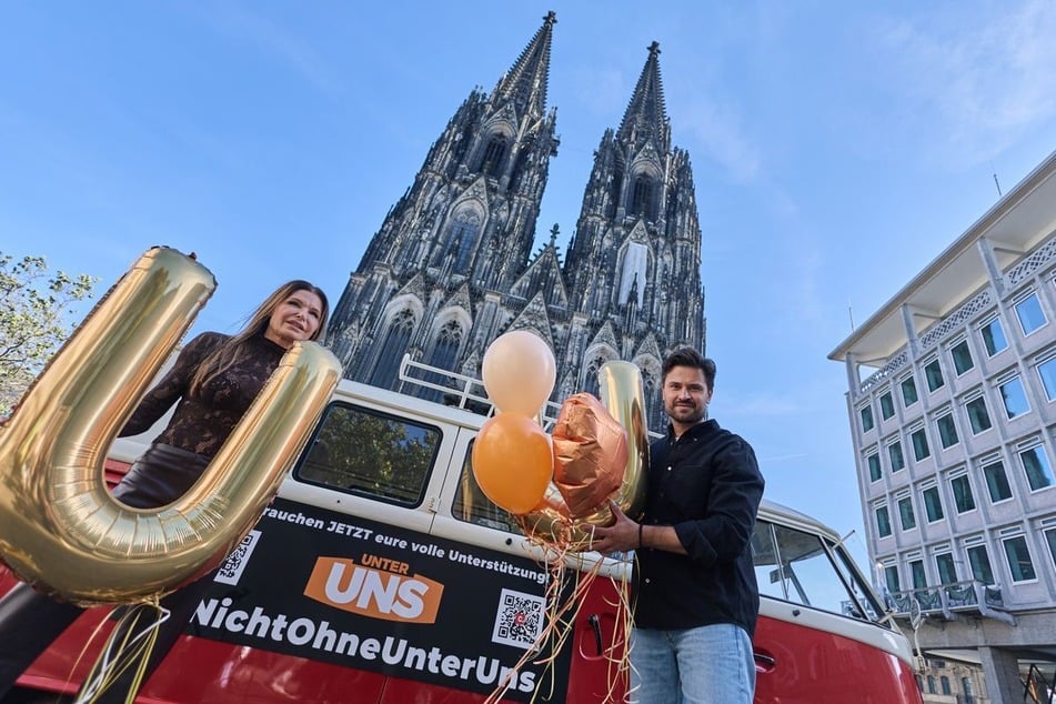 Vor dem Kölner Dom warben die "Unter Uns" Schauspieler Tabea Heynig (56, l.) und Miloš Vuković (45) für die Fortsetzung der Show.