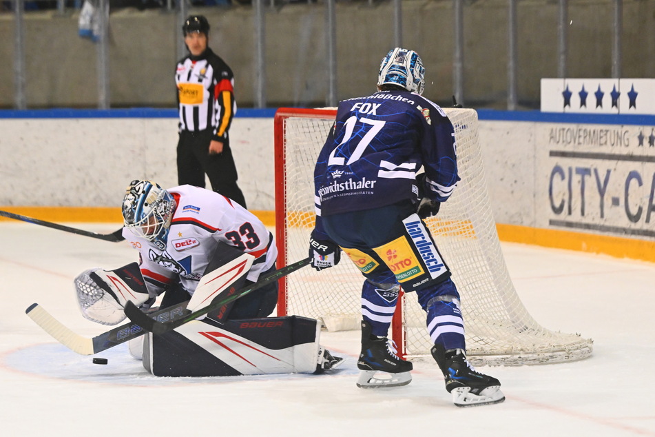 Eislöwen-Hoffnung Dane Fox (r.) scheitert hier im ersten Drittel an Kassels Goalie Phillip Maurer.