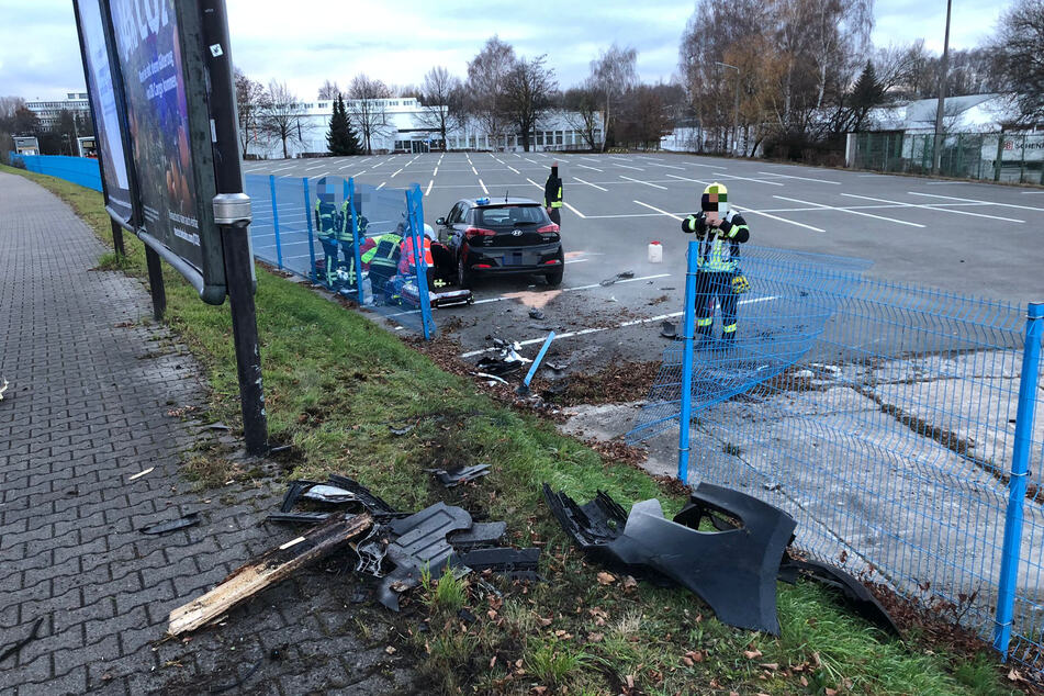 Der Hyundai-Fahrer kam am Samstag von der Neefestraße ab und durchbrach einen Zaun.