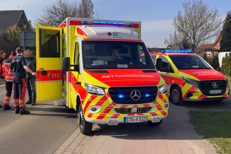 Der Rettungsdienst rückte mit mehreren Fahrzeugen aus, nachdem ein 13-Jähriger im Landkreis Stade von einem BMW erfasst worden war.