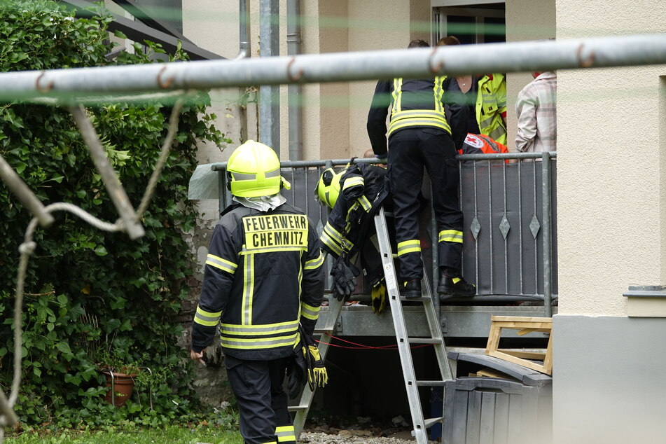 Ein Bauarbeiter verletzte sich schwer, da er sich noch auf einem der Balkone befand.