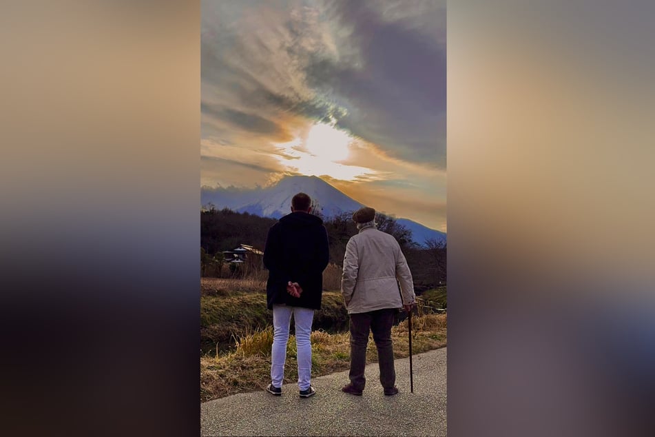 Zwei Männer beim Betrachten des Fuji - links der Sohn, rechts der Vater.