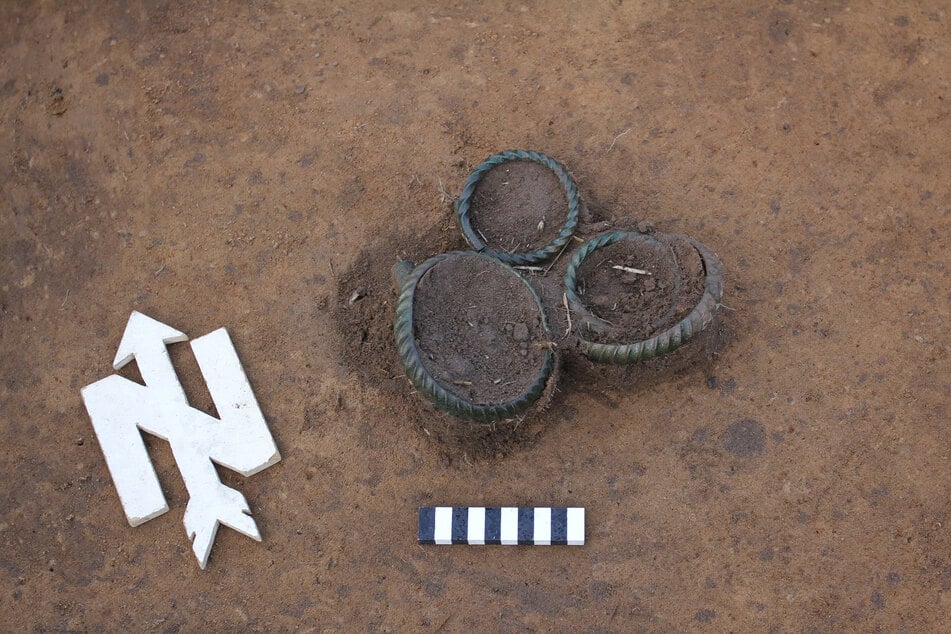 Der Schatz ist inzwischen fachlich geborgen. Derzeit werden die Objekte gereinigt, registriert und restauriert.