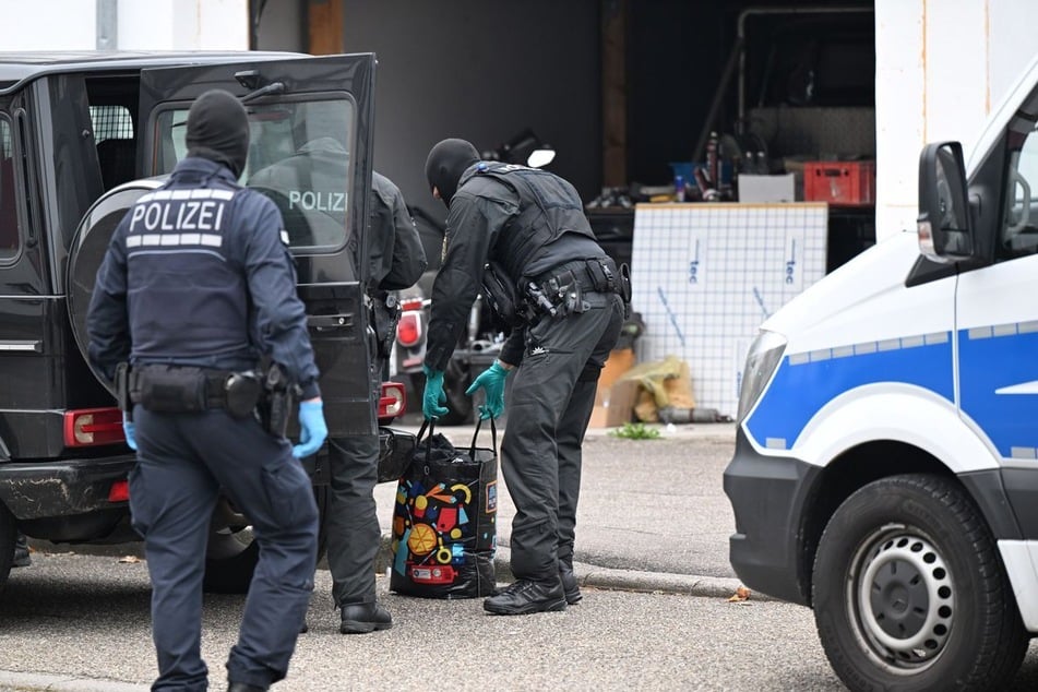 Bei den Durchsuchungen wurden verbotene Gegenstände gefunden.