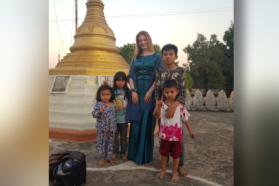 Die sächsische Schönheit spricht mehrere Sprachen, bereist gerne die Welt und engagiert sich sozial, wie zum Beispiel hier in Myanmar.