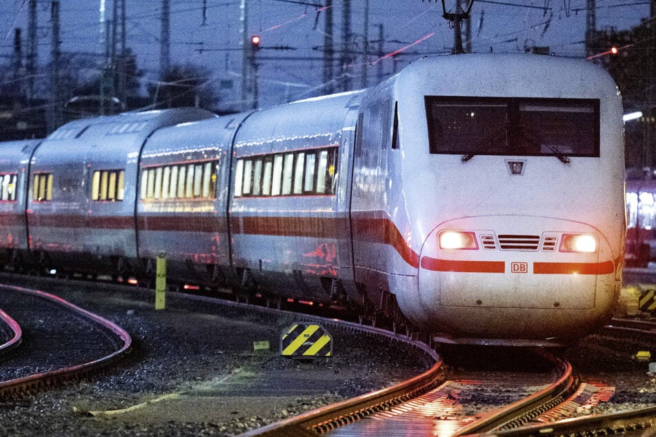 Um kurz nach 17 Uhr blieb der ICE bei Limburg stehen. Etwa drei Stunden später begann die Feuerwehr, die Fahrgäste zu evakuieren. (Symbolbild)