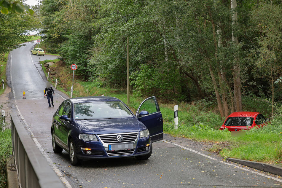 In Crimmitschau kam es am heutigen Donnerstag zu einem Unfall: Ein BMW krachte mit einem VW zusammen und landete im Gebüsch.