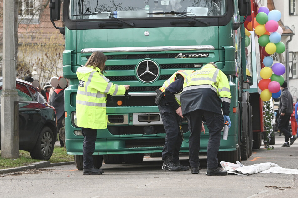 Beamte der Polizei untersuchen den Laster, der die Frau am Montagmorgen in Halle überrollt haben soll.