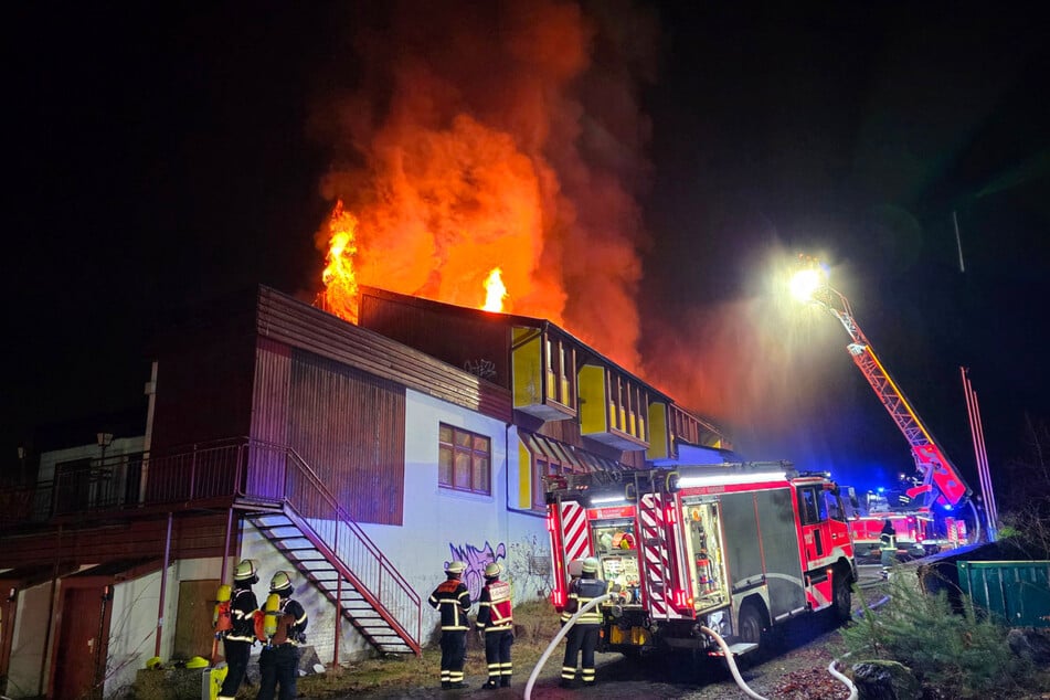 Die Löscharbeiten können nur von außen erfolgen.
