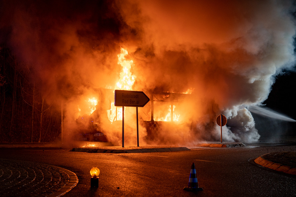 Am Kreisverkehr der Legefelder Hauptstraße stand am Dienstagabend ein Bus in Flammen.
