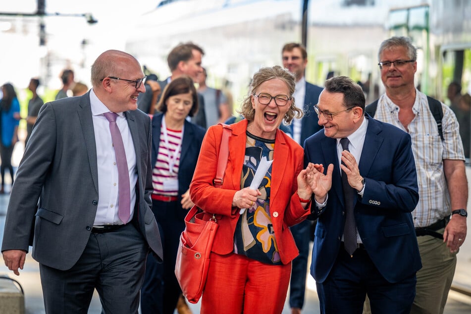 OB Sven Schulze (54, SPD, v.l.) empfing Infrastrukturministerin Regina Kraushaar (62, CDU) und den Parlamentarischen Staatssekretär im Bundesverkehrsministerium, Ulrich Lange (56, CSU), am Hauptbahnhof in Chemnitz.