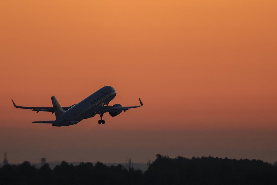 Mit dem Flieger in die Sonne. Mit Beginn der Herbstferien starten zahlreiche Urlaubsflieger von den Flughäfen Leipzig/Halle und Dresden. Vor allem Sonnenziele sind gefragt. (Archivbild)