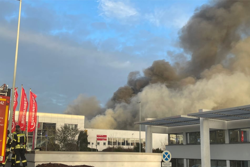 Lagerhalle in Kelkheim brennt lichterloh: Straßen und Bahnstrecke gesperrt