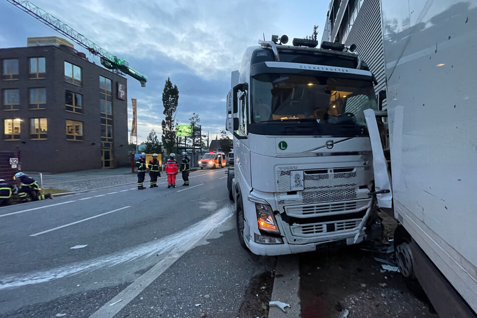 Am Montagabend sind drei Menschen bei einem Unfall in Hamburg-Billbrook verletzt worden. Ein Lkw stieß mit mehreren Autos und einem anderen Laster zusammen.
