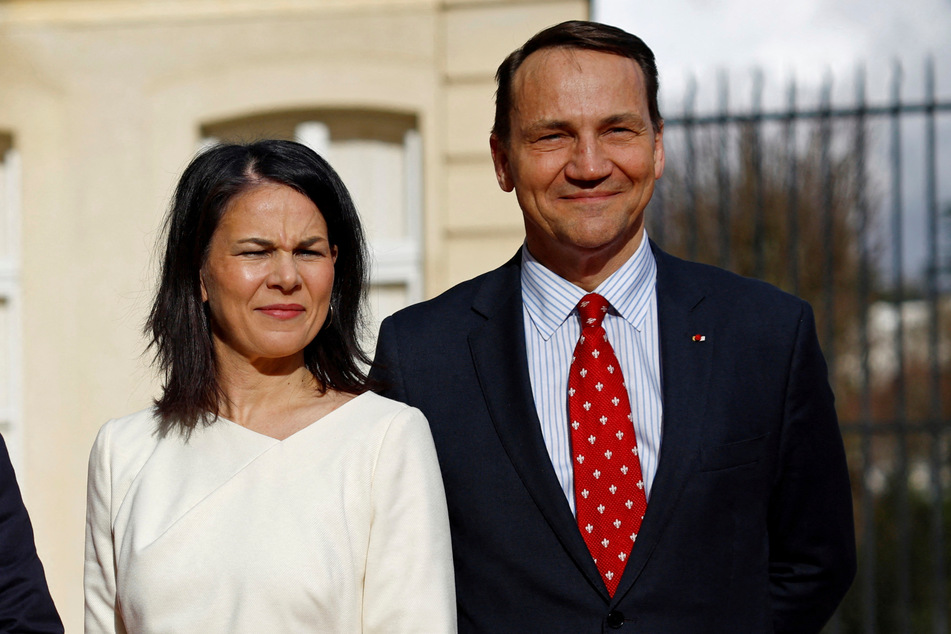 Der polnische Außenminister Radoslaw Sikorski (61) mit seiner deutschen Amtskollegin Annalena Baerbock (43).