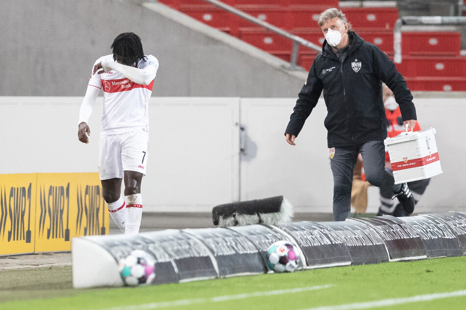 Stuttgarts Tanguy Coulibaly (l.) wurde am Freitag beim Spiel gegen Freiburg verletzungsbedingt ausgewechselt.