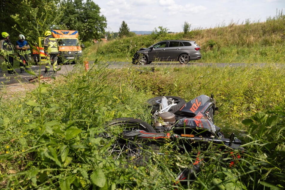 Das Motorrad blieb neben der Straße liegen.