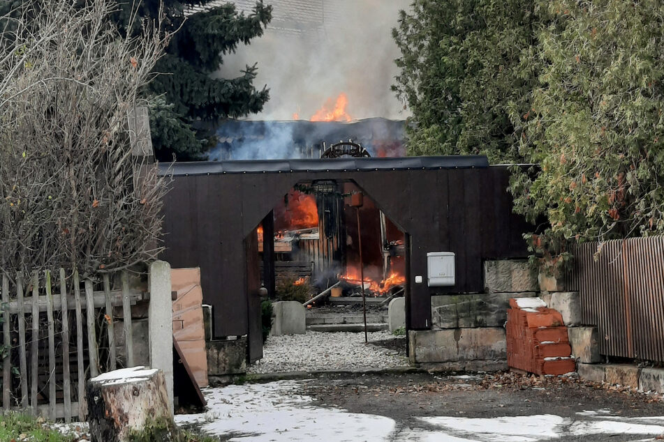 Auf einem Grundstück im sächsischen Heidenau war am 4. Dezember in einem Hausanbau ein Feuer ausgebrochen.