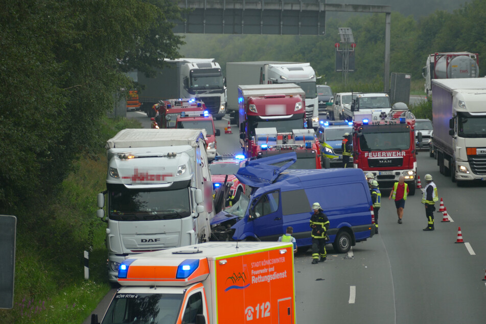 Unfall A3: Transporter kracht in Lkw! Stau und lange Wartezeiten auf der A3 nach Köln