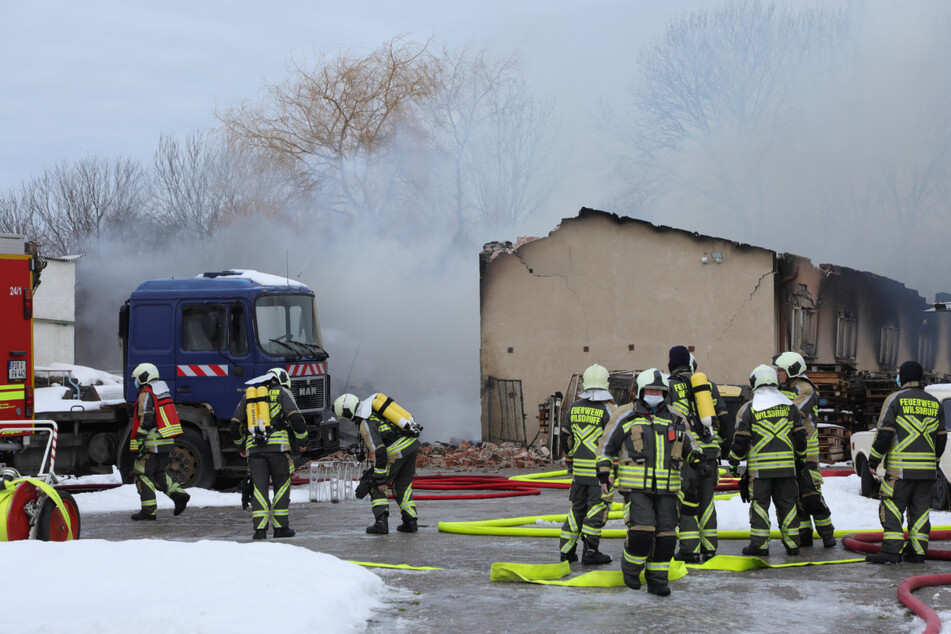 Am Dienstagnachmittag löscht die Feuerwehr noch immer das Feuer in der Wilsdruffer Baumschule.