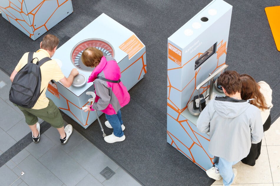 Größere Gruppen sowie Schulklassen können sich per E-Mail für die Ausstellung ankündigen.
