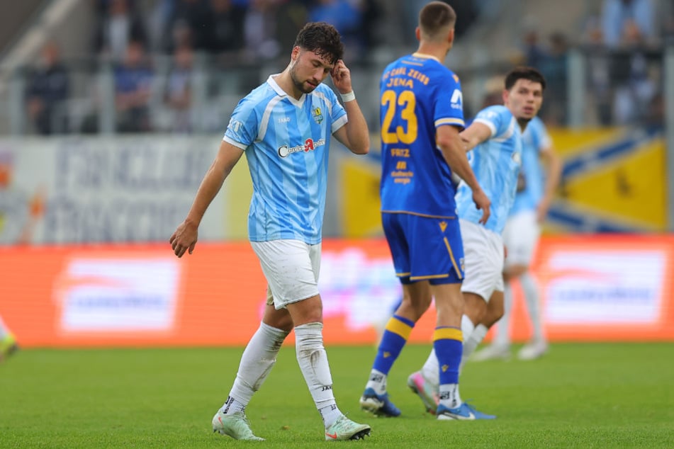 Für Tom Baumgart (27) war die Partie nach etwa 30 Minuten Spielzeit vorbei. Für ein unnötiges Foul kassierte er Rot.
