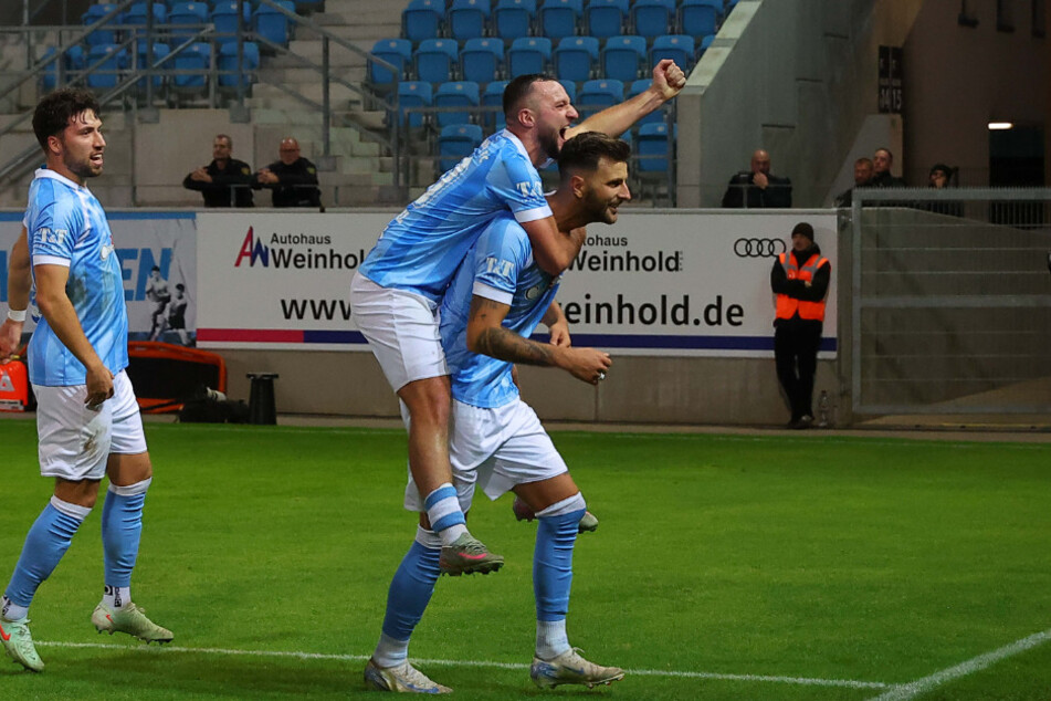 Fürs erste Tor gab er die Vorlage, das zweite Tor schoss er selbst: Dejan Bozic (r.)