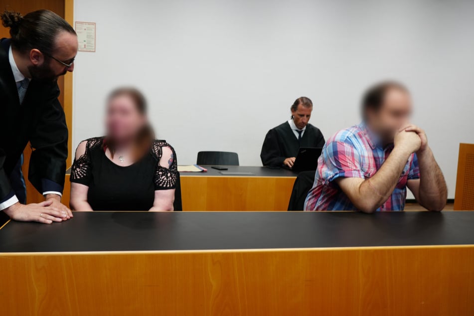 Der Vater des Jungen (r.) und seine aktuelle Ehefrau sind wegen Misshandlung eines Vorschulkindes zu mehr als drei Jahren verurteilt worden.