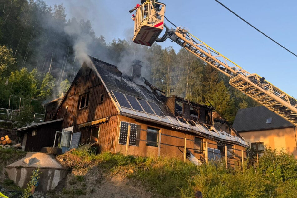 Feuerwehreinsatz in Klingenthal: Beim "Alm-Terroristen" brennt die Hütte