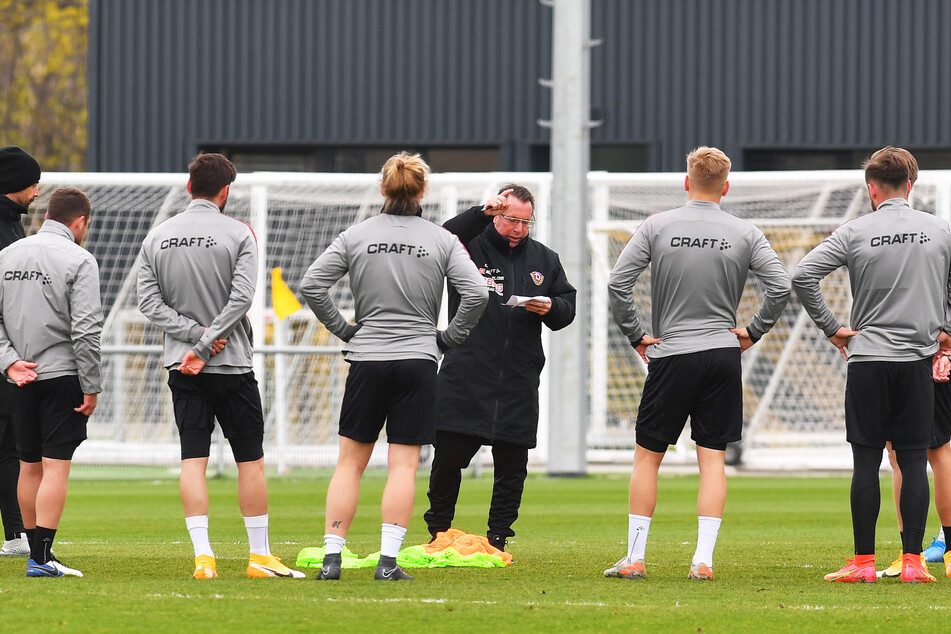 Freitag um kurz nach 11 Uhr: Erstmals seit dem 14. April konnte Trainer Markus Kauczinski (51, M.) seine Spieler zum gemeinsamen Training begrüßen - zumindest alle, die einsatzbereit sind.