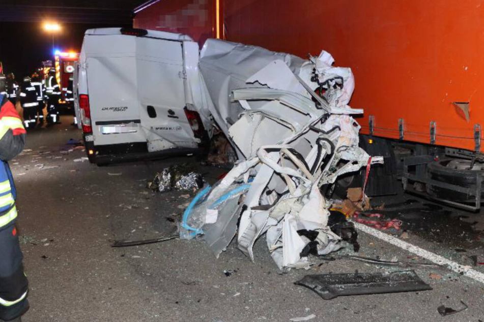 Unfall A3: Schwerer Unfall am Stauende: Kleintransporter kracht auf der A3 ungebremst in einen Lkw