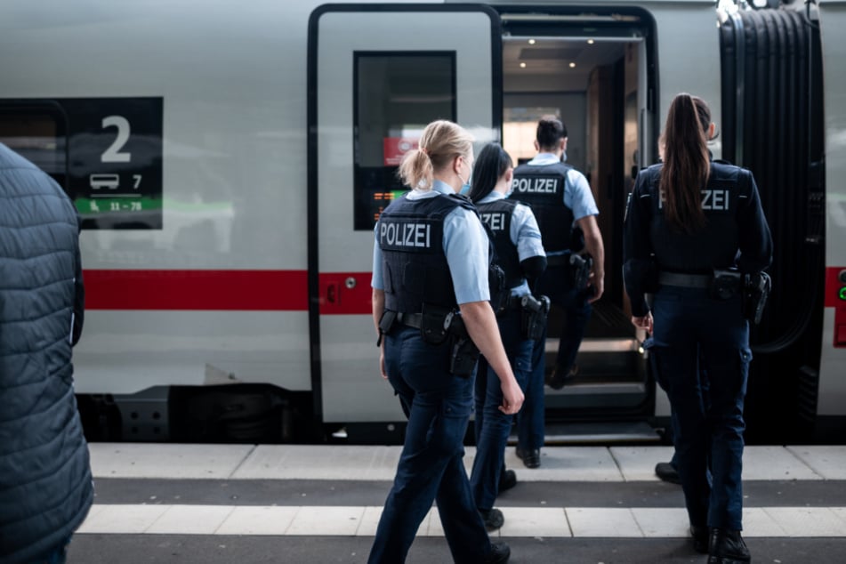 In einem Fernzug der Deutschen Bahn bemerkte die 30-Jährige, dass ihr Koffer fehlte. (Symbolbild)