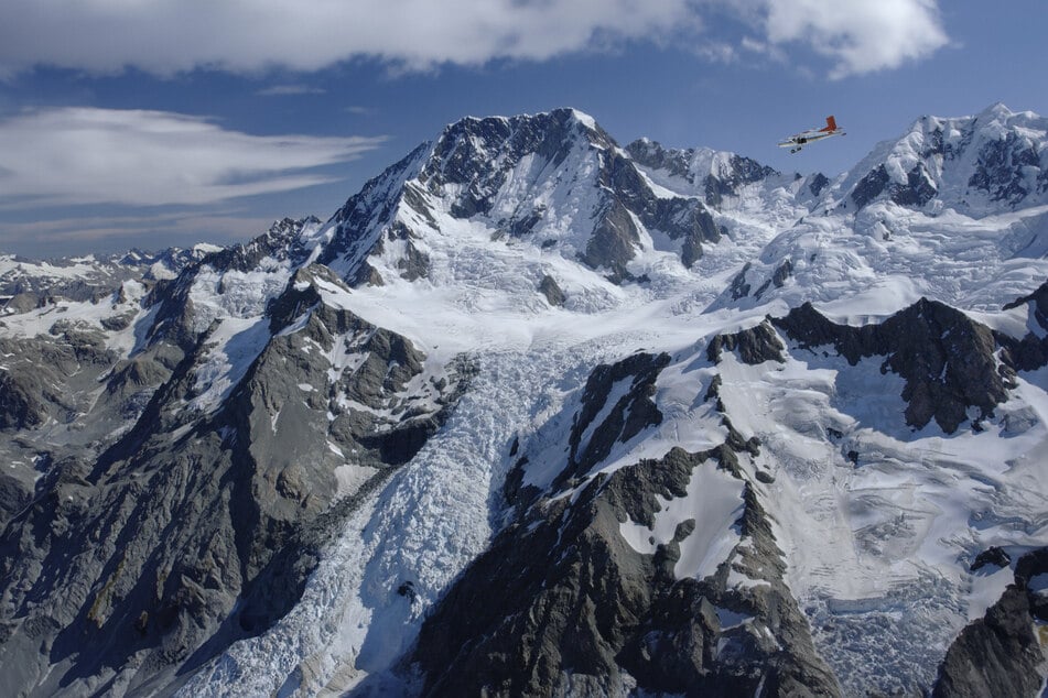 Three climbers are believed dead after going missing on Aoraki / Mount Cook on the South Island of New Zealand.