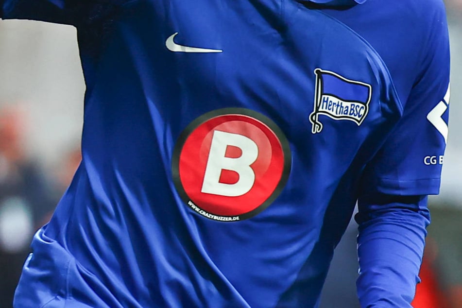 Das sehr auffällige und dominante "B" des Sponsors CrazyBuzzer wird zur neuen Saison von den Hertha-Trikots verschwinden.