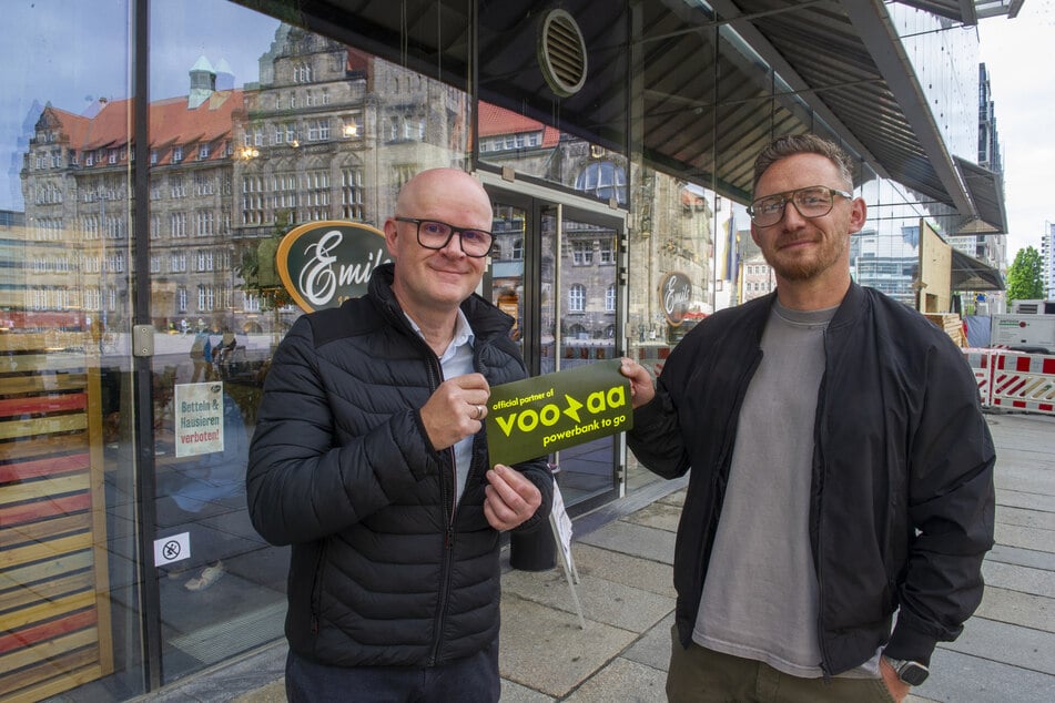 Eric Neubert (41, r.) hat im "Emils 1910" mit Verkaufsleiter Peter Günther (57) eine "Voozaa"-Station installiert.