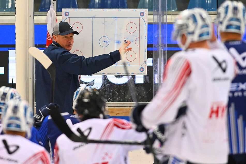 Die Spielidee von Coach Niklas Sundblad (51) wird am Sonntag auf eine harte Probe gestellt.