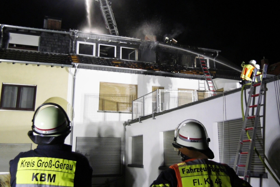 Dachstuhl-Brand ruft Feuerwehr und Polizei auf den Plan