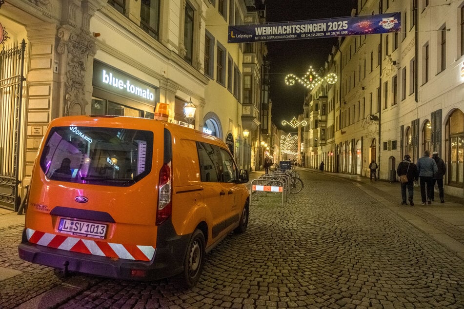 Hunderte Lichter bringt das Trio in freiwilligen Nachtschichten in der City an, wie beispielsweise die Lichterketten samt Signets auf der Hainstraße ...