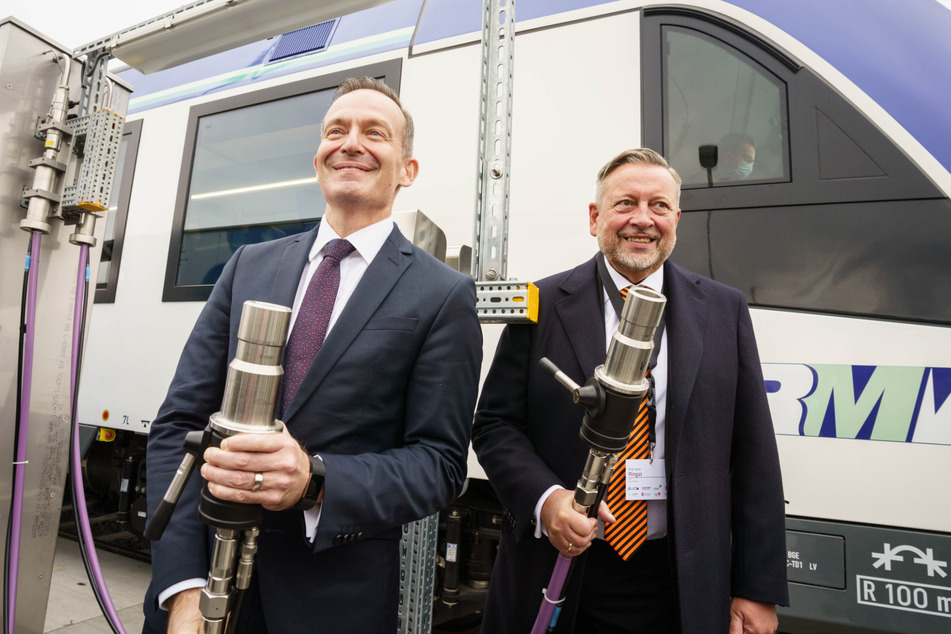 Bundesverkehrsminister Volker Wissing (52, FDP, l.) und Knut Ringat (62, r.), Geschäftsführer des Rhein-Main-Verkehrsverbunds, stellten die ersten Fahrzeuge der größten Wasserstoffzug-Flotte der Welt vor.