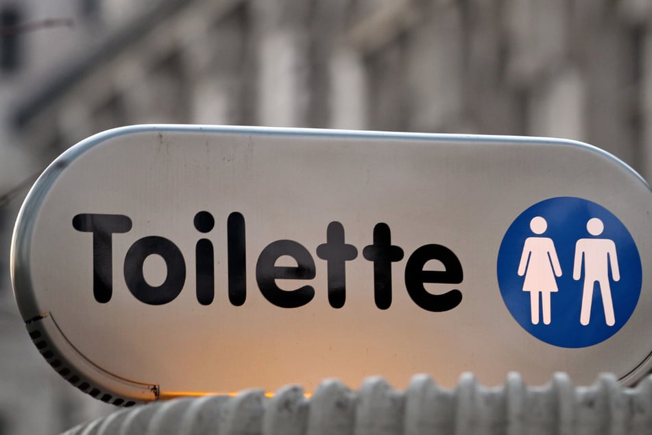 Frau entdeckt vermeintlichen Gummi-Penis an Toilettenwand - doch er ist echt!