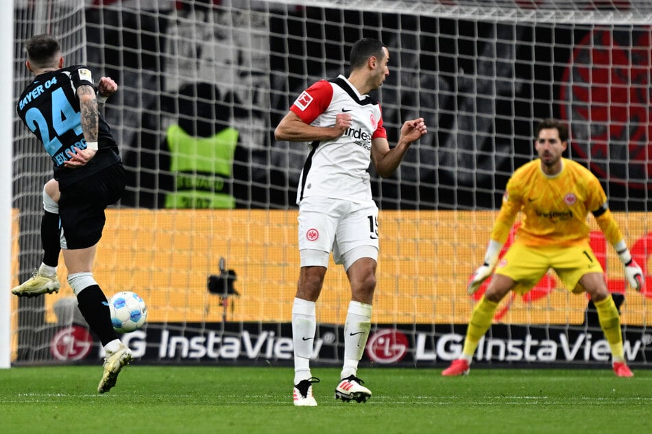 Das Ende der Hoffnungen für die SGE: Aleix Garcia (l.) haut die Kugel zum alles entscheidenden 4:1 für die Gäste in die Maschen.